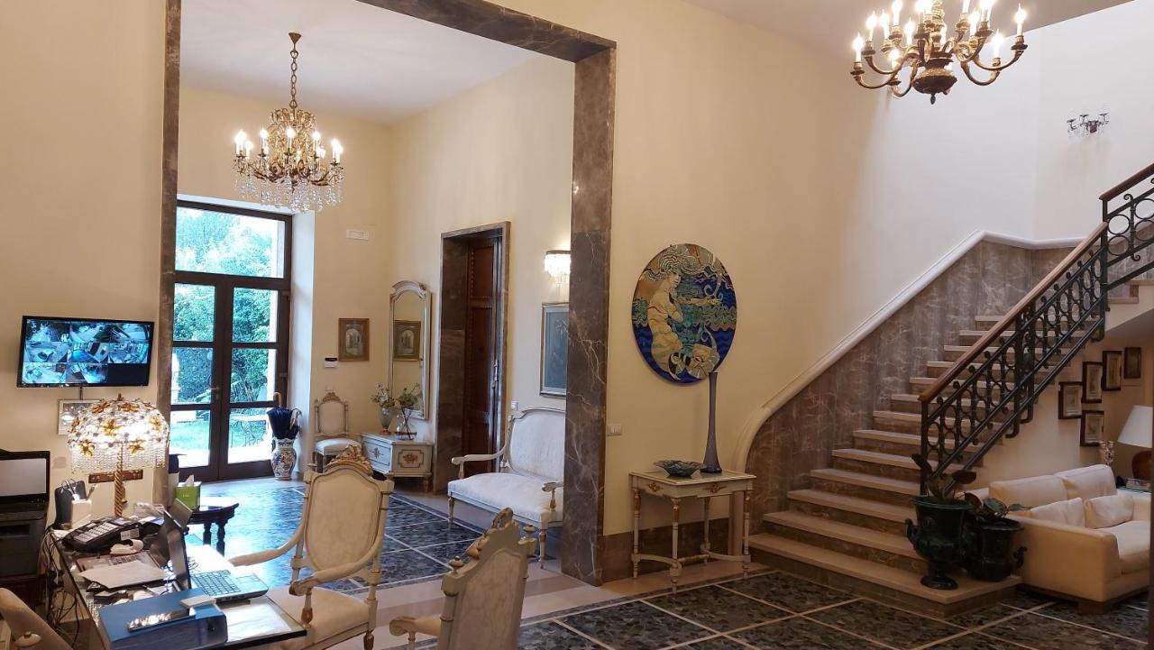 Bed and Breakfast Dimora Charleston Lecce Parcheggio Privato In Loco Gratis Exterior foto