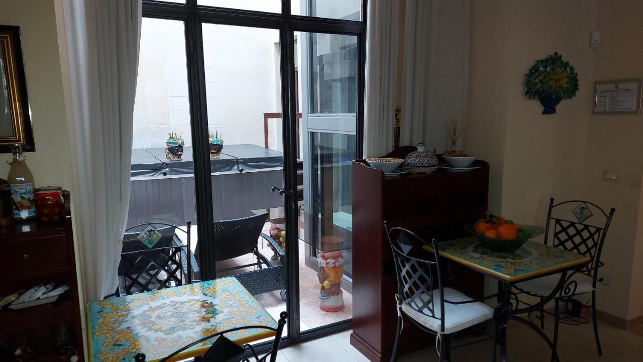 Bed and Breakfast Dimora Charleston Lecce Parcheggio Privato In Loco Gratis Exterior foto