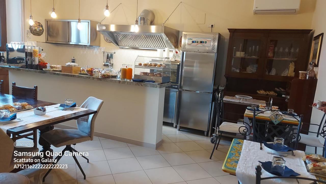 Bed and Breakfast Dimora Charleston Lecce Parcheggio Privato In Loco Gratis Exterior foto