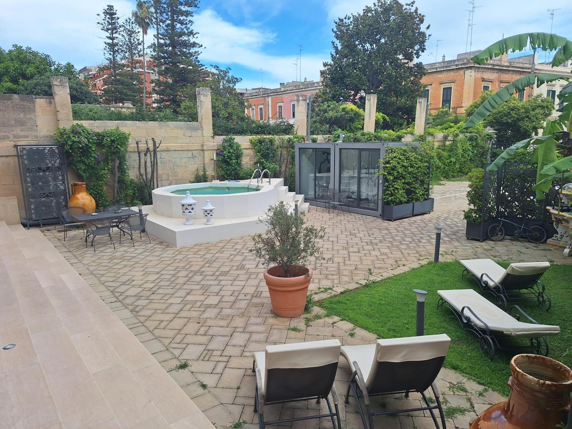 Bed and Breakfast Dimora Charleston Lecce Parcheggio Privato In Loco Gratis Exterior foto