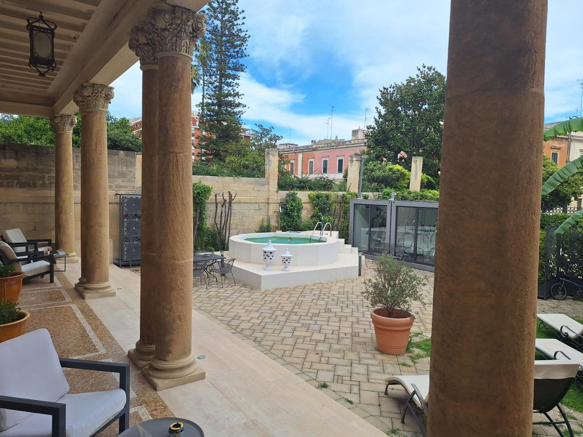 Bed and Breakfast Dimora Charleston Lecce Parcheggio Privato In Loco Gratis Exterior foto