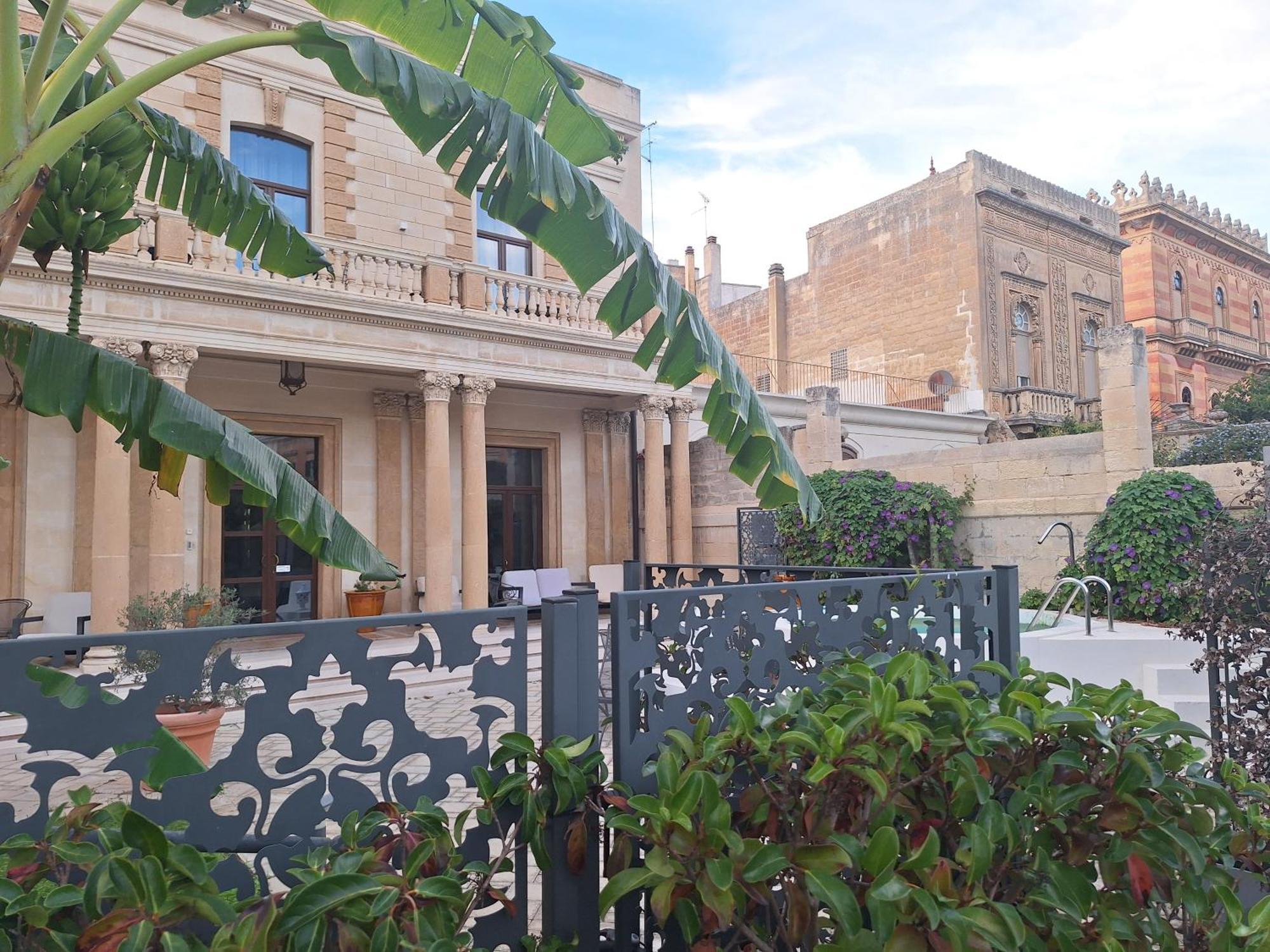 Bed and Breakfast Dimora Charleston Lecce Parcheggio Privato In Loco Gratis Exterior foto